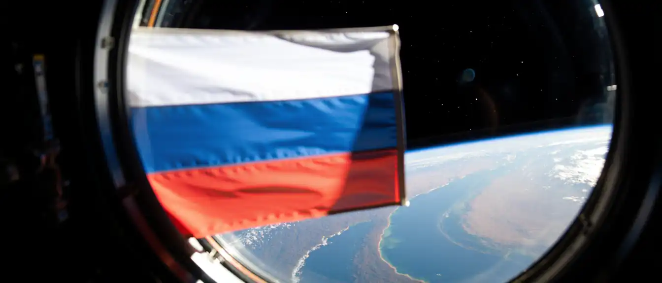 Символ единства на орбите: экипаж МКС направил поздравления к Дню Государственного флага