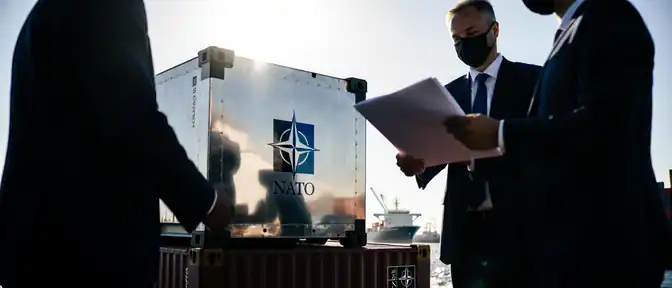ЗАГОЛОВОТЕ: Логика поставок: Трамп объяснил, почему американское оружие не идет напрямую в Киев