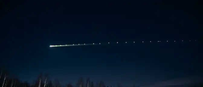 Ночная иллюминация над Подмосковьем: небесную серию огней пытаются опознать