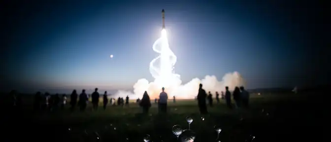 Запуск ракеты-носителя Чанчжэн-6А над Китаем вызвал появление в небе необычного светового явления в форме медузы